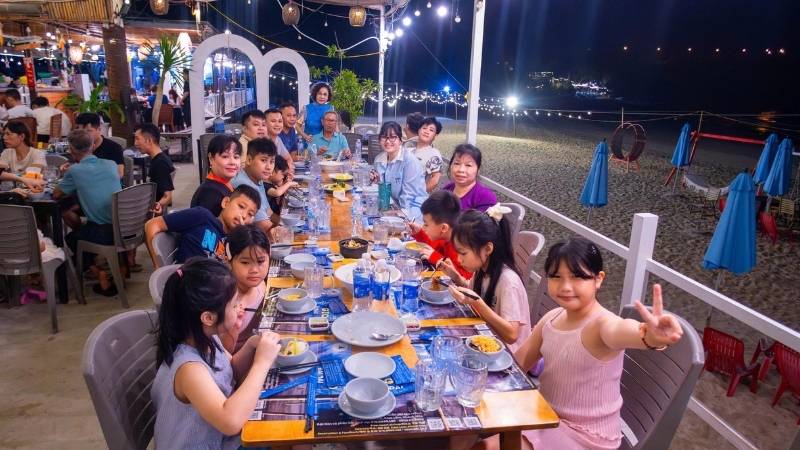 Thực khách dùng bữa tại nhà hàng Eo Gió Bãi Dài (Vịnh San Hô Bãi Dài)