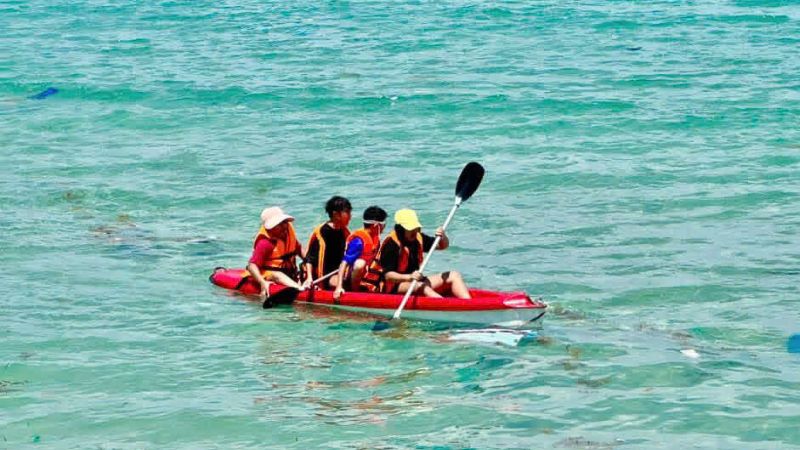 Du khách trèo sup trên bãi biển Cam Ranh