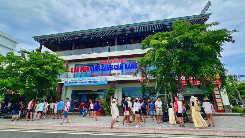 Nhà hàng Cơm Niêu Vịnh Xanh Cam Ranh với siêu thị Bãi Dài