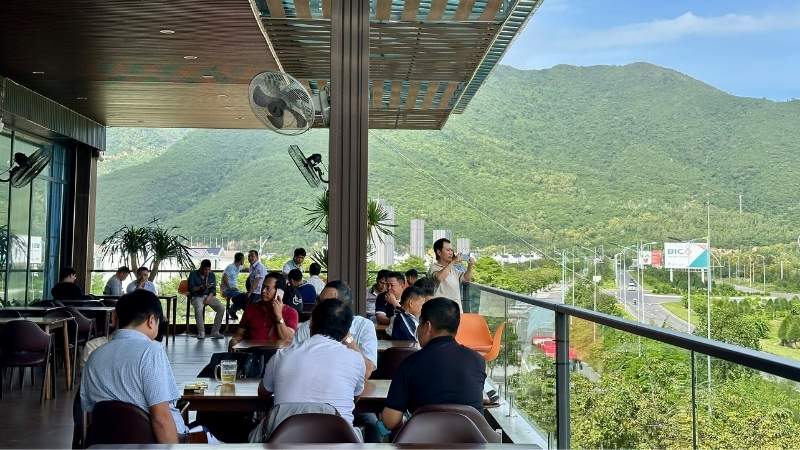 Không gian sang trọng tại nhà hàng Vịnh Xanh