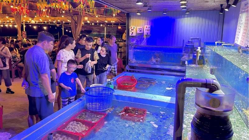 Du khách chọn hải sản trực tiếp tại nhà hàng Vịnh San Hô Bãi Dài