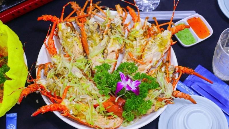 Tôm hùm tươi rói tại nhà hàng Bến Thuyền